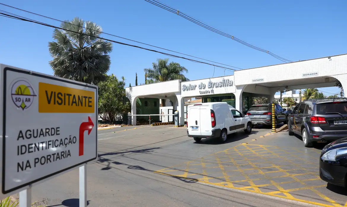 Moraes determina vistoria em carros e reforço de segurança na casa de Bolsonaro