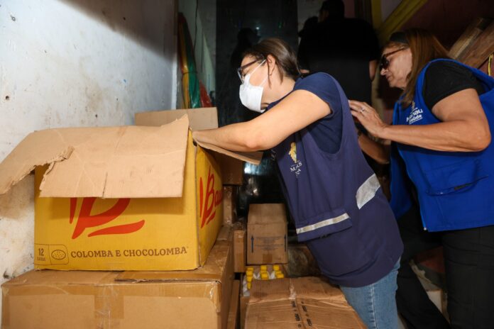 Prefeitura notifica comércio ilegal e apreende produtos irregulares, em reordenamento do centro histórico