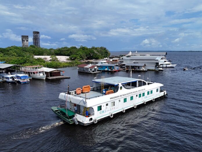 Ipaam e UEA analisam qualidade da água do Rio Tarumã-Açu, em Manaus