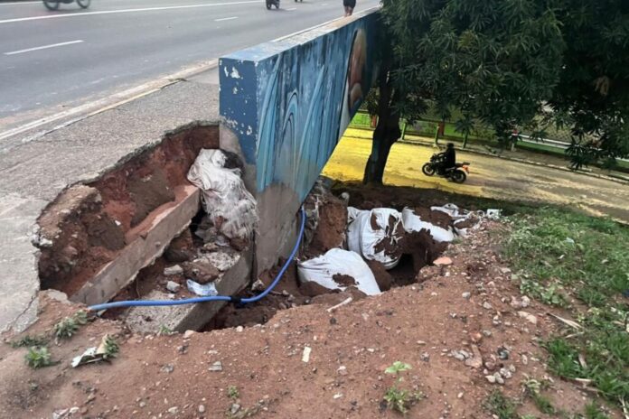 Chuva deixou crateira na ponte que passa por cima do Parque dos Bilhares, na Av. Constantino Nery.