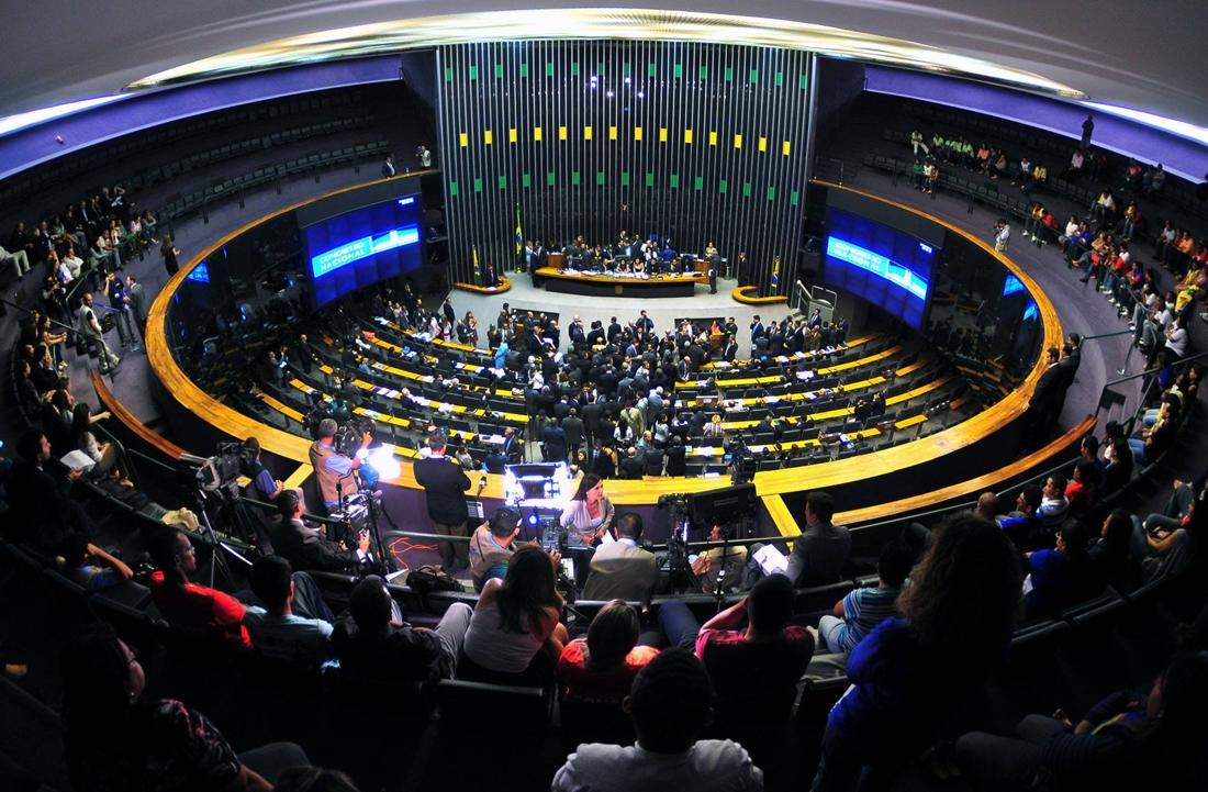 PL nº 2.628/2022 trata da exploração de crianças e adolescentes nas redes sociais.