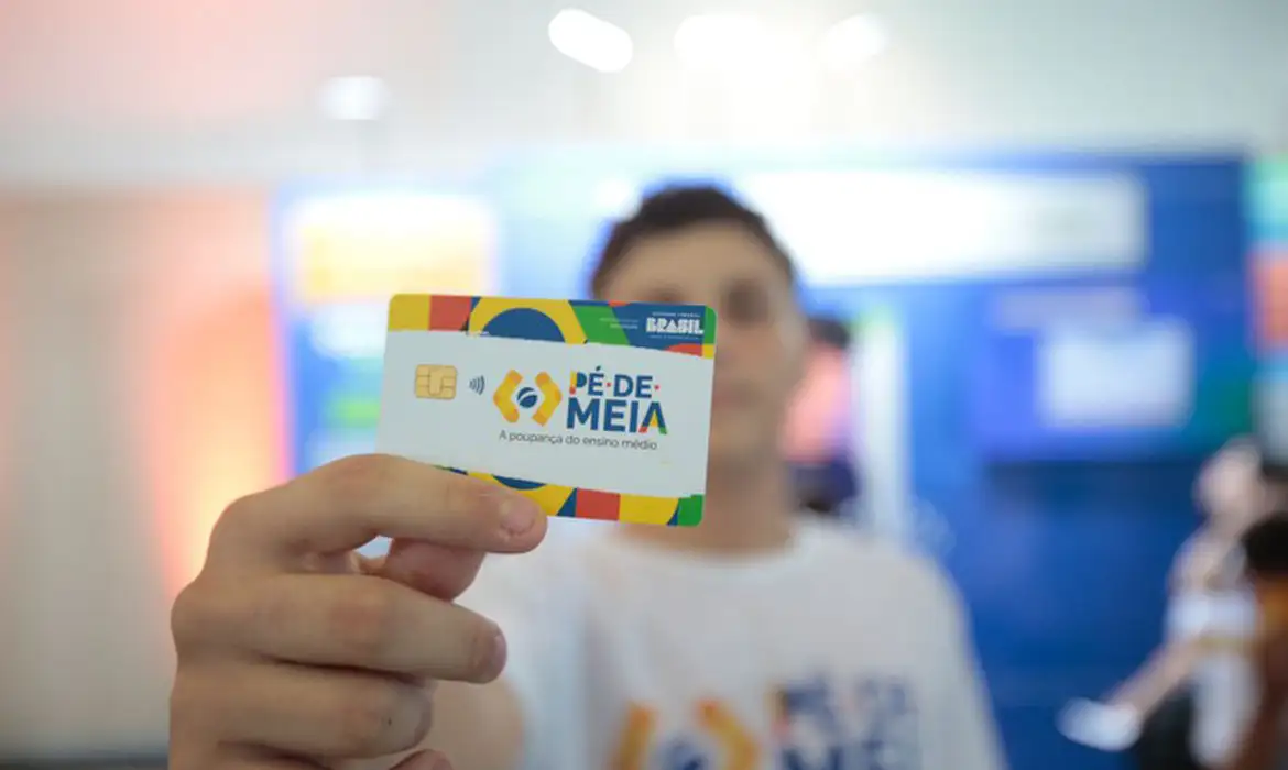 Pé-de-meia será pago ao longo de uma semana a alunos do ensino básico e do EJA.