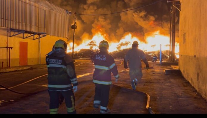 Um incêndio de grandes proporções atinge desde o meio-dia desta terça-feira (5) as instalações da Effa Motors e da Valflm da Amazônia.