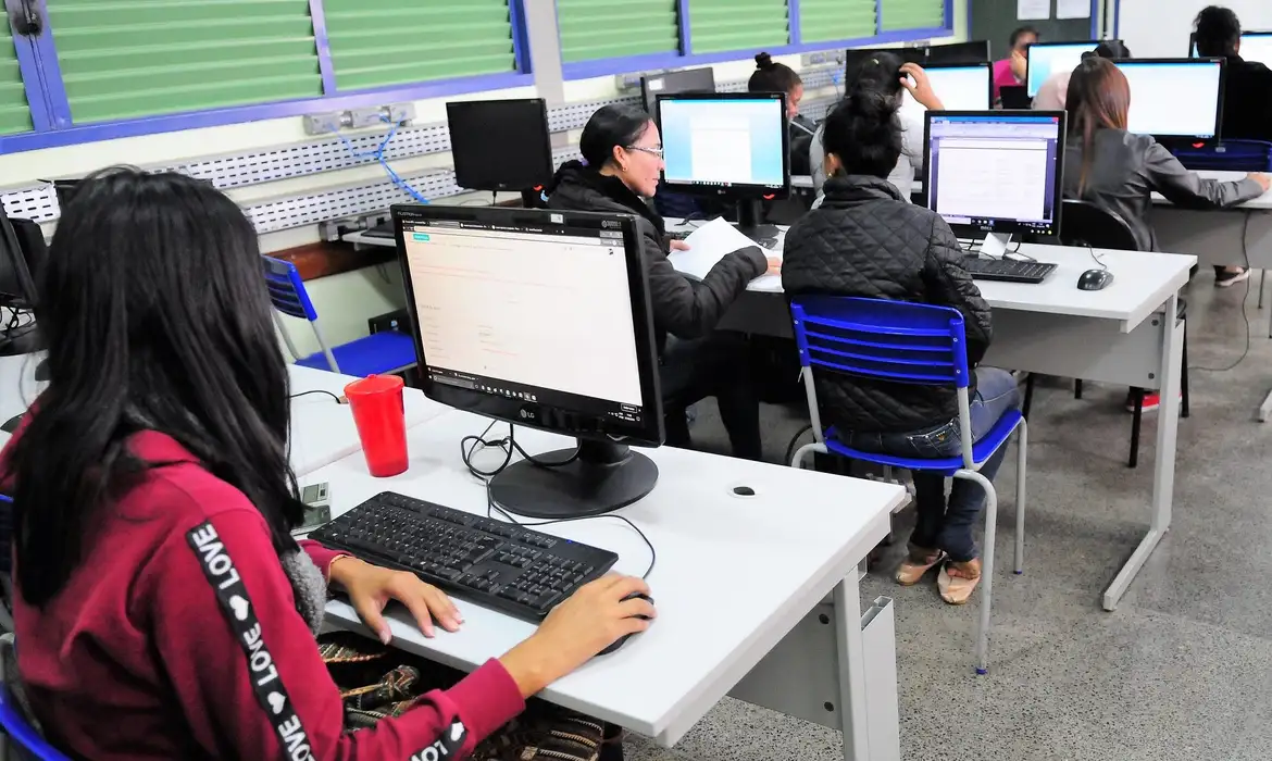 Curso do AVAMEC é voltado para professores que atuam especificamente no ensino médio.