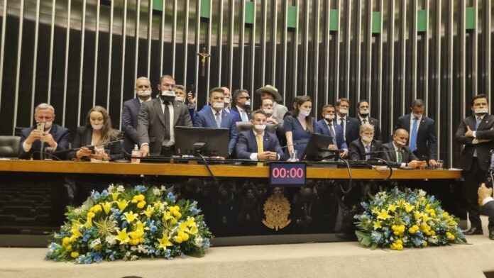 Deputados bolsonaristas ocuparam Plenário da Câmara e pediram anistia, soltura de Bolsonaro e impeachment de Moraes.