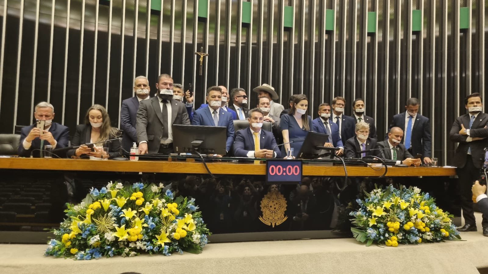 Deputados bolsonaristas ocuparam Plenário da Câmara e pediram anistia, soltura de Bolsonaro e impeachment de Moraes.