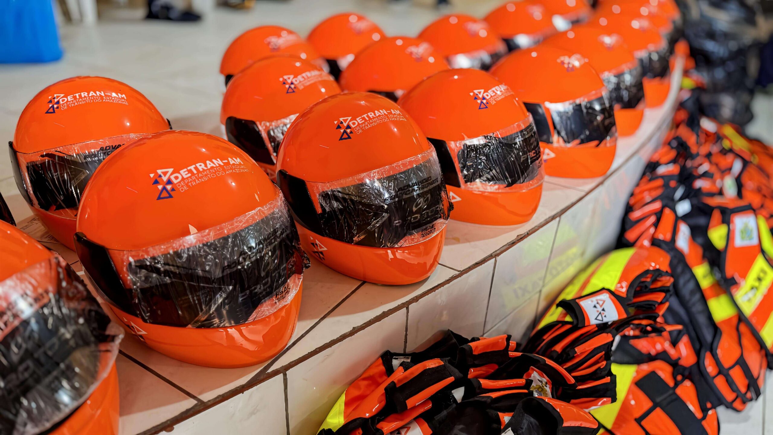 O Detran-AM entregou 200 kits de segurança a mototaxistas do município de Jutaí, localizado a 51 quilômetros de Manaus.