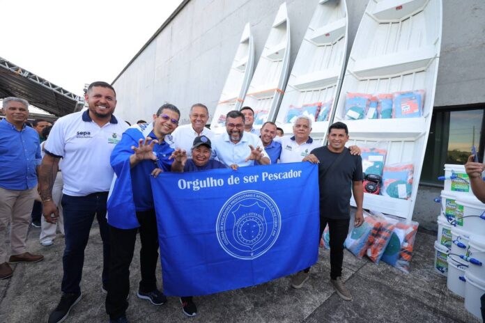 Governador Wilson Lima entrega equipamentos que vão beneficiar 55 mil pescadores e anuncia crédito para a categoria pesca