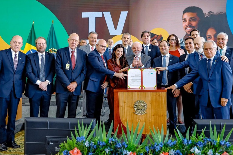 Lula participou de evento e assinou decreto que instaura novo padrão de TV no Brasil a partir de 2026.