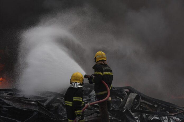 Governo do Amazonas monta força-tarefa para combater incêndio de grandes proporções em Manaus