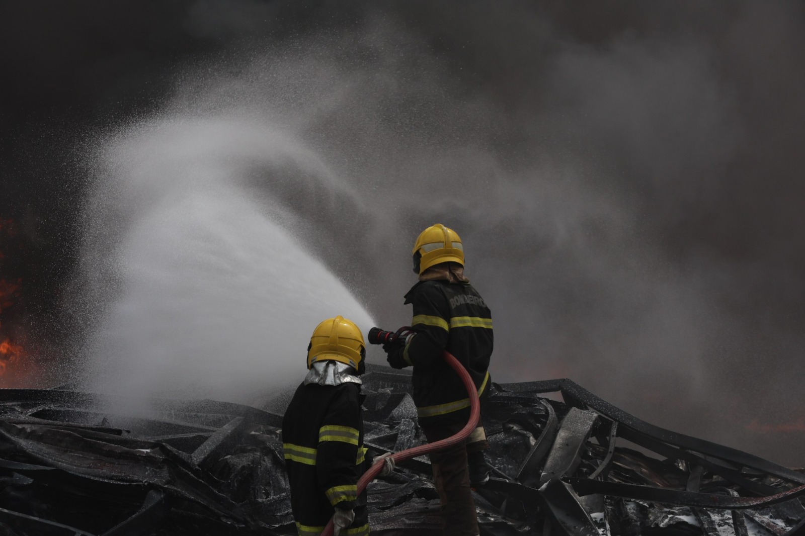 Governo do Amazonas monta força-tarefa para combater incêndio de grandes proporções em Manaus