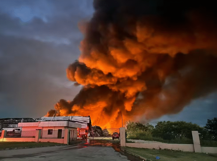 Fumaça liberada pelo incêndio na Effa Motors contém gases de plástico industrial, combustível e borracha.