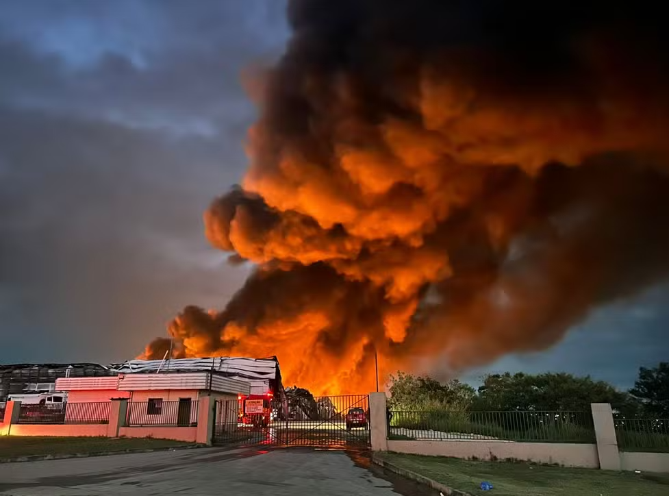 Fumaça liberada pelo incêndio na Effa Motors contém gases de plástico industrial, combustível e borracha.