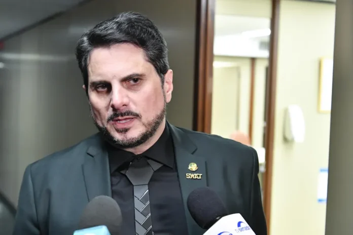 Marcos do Val chegou ao Brasil e poucas horas depois foi levado para instalação de tornozeleira eletrônica.