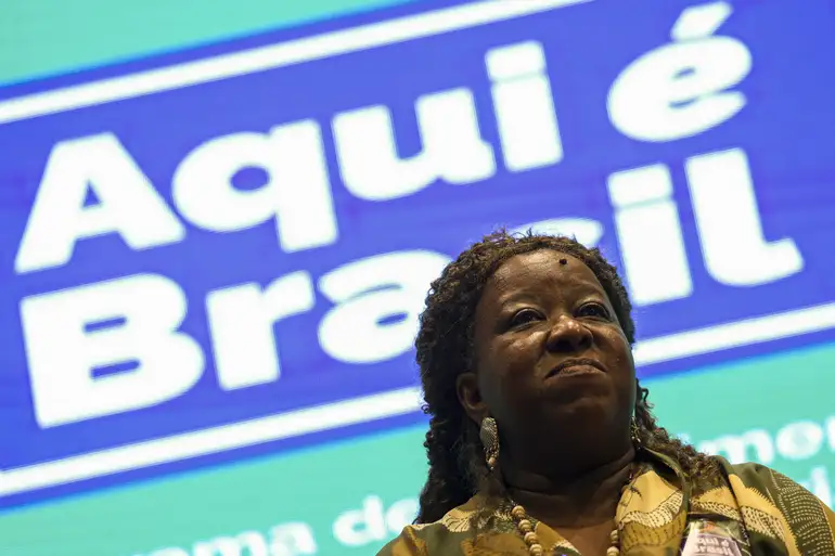 Ministra dos Direitos Humanos, Macaé Evaristo, durante cerimônia de lançamento do programa Aqui é Brasil.