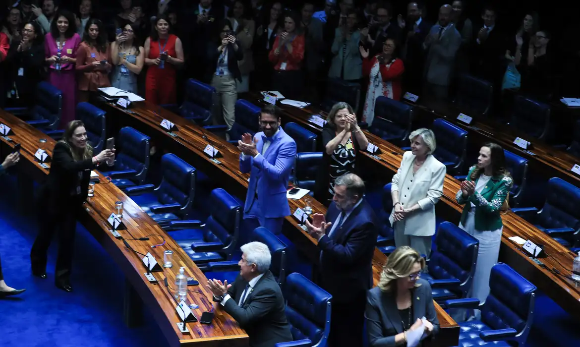 Senado aprova projeto delei PL contra adultização de crianças na internet