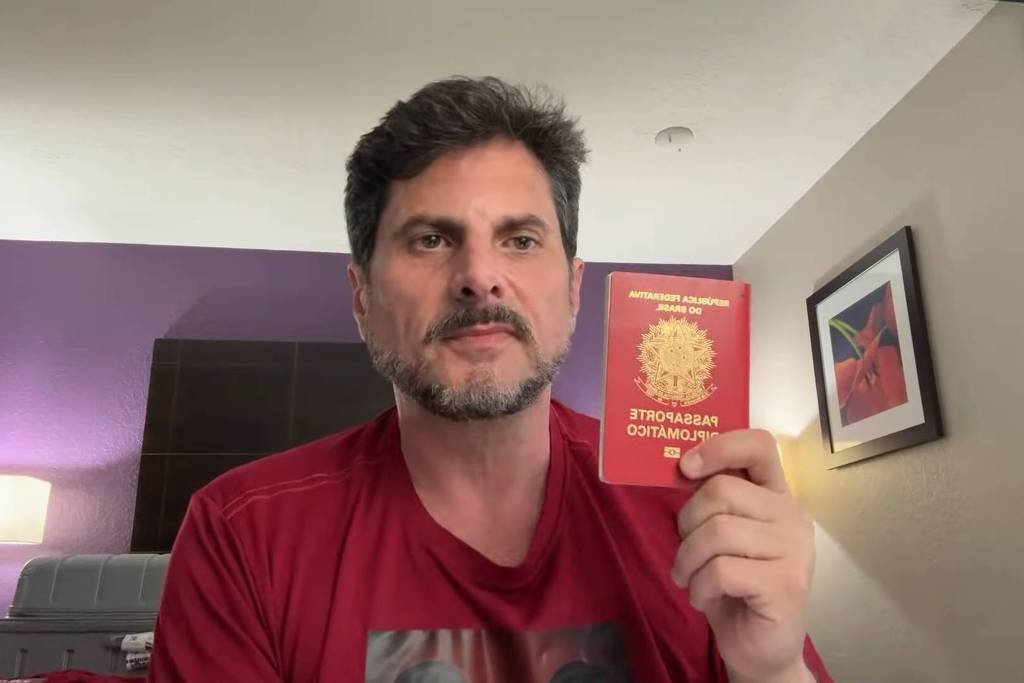 Senador usou passaporte diplomático para sair do Brasil mesmo sem autorização para tal. 