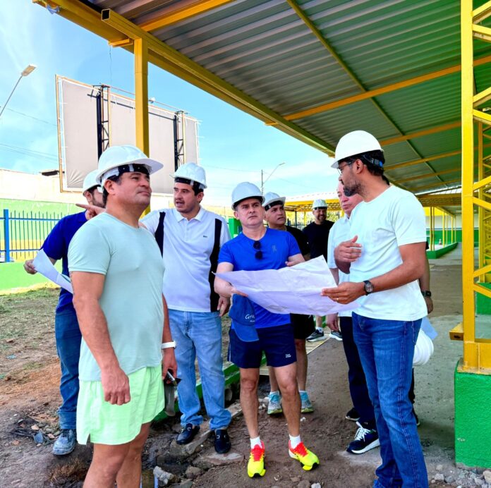 Prefeito David Almeida vistoria reforma da escola municipal Waldir Garcia, referência educacional de Manaus com a 3ª melhor nota do Ideb
