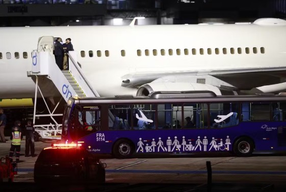 A Polícia Federal confirmou que o avião da Força Aérea dos Estados Unidos que pousou em Porto Alegre transportava diplomatas americanos.