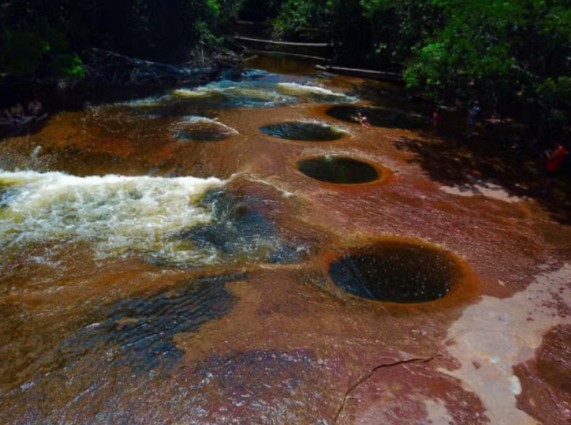 Em meio à floresta amazônica, a Cachoeira do Mutum abriga um fenômeno geológico: mais de 10 buracos naturais esculpidos pela ação da água.