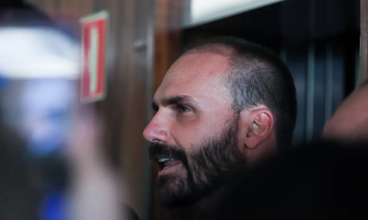 Eduardo Bolsonaro pede a Hugo Motta para exercer mandato dos EUA