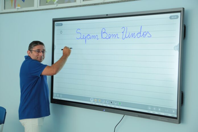 Prefeito David Almeida celebra conquista histórica: Manaus tem as melhores escolas do Ideb na região Norte e recebe 'Prêmio Nacional da Educação'