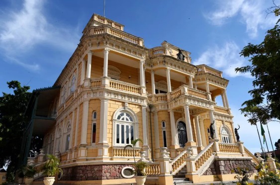 O Palácio Rio Negro, no Centro de Manaus, recebe até o dia 9 de agosto a exposição “Manaus Bonita para o mundo ver”.