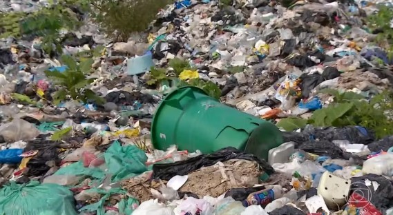 Um lixão a céu aberto na cidade de Islândia, no Peru, está causando preocupação entre os moradores de Benjamin Constant, no Amazonas.