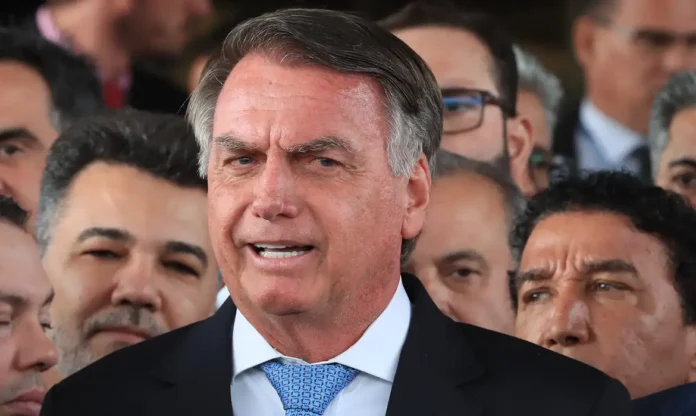 Bolsonaro nega fuga e pede ao STF revogação da prisão domiciliar