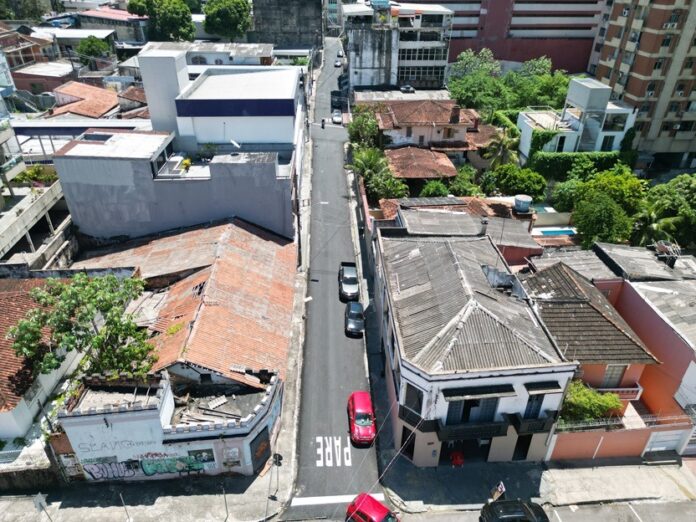 Mutirão do Centro avança com mais de mil toneladas de asfalto aplicadas em cinco ruas históricas de Manaus