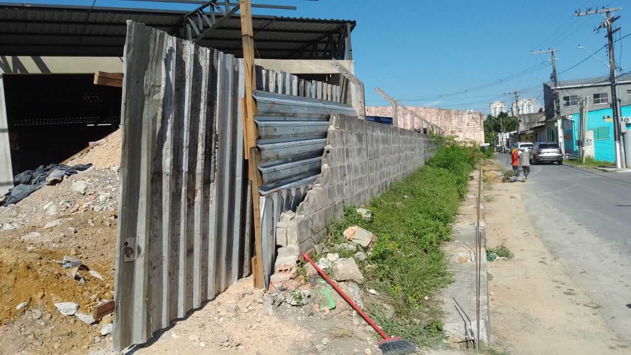A Prefeitura embargou uma obra no bairro Parque 10 de Novembro, zona Centro-Sul, após denúncia de construção irregular em calçada pública.