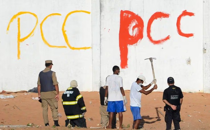 A Receita Federal identificou que o Primeiro Comando da Capital (PCC) controla ao menos 40 fundos de investimento, entre multimercado e imobiliários, com patrimônio de cerca de R$ 30 bilhões.