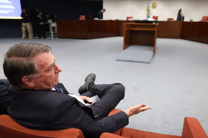 Jair Bolsonaro e outros sete réus passam por julgamento por suposto envolvimento em tentativa de golpe de estado.