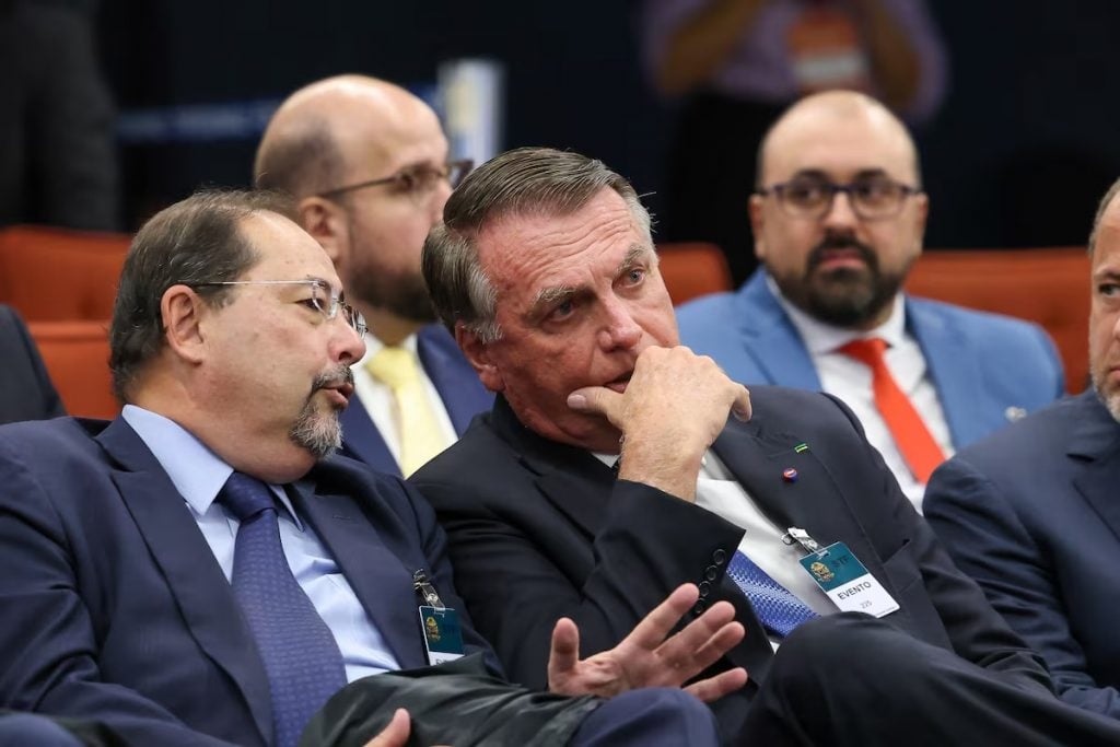 Bolsonaro não teria comparecido ao julgamento por problemas de saúde, disse advogado.