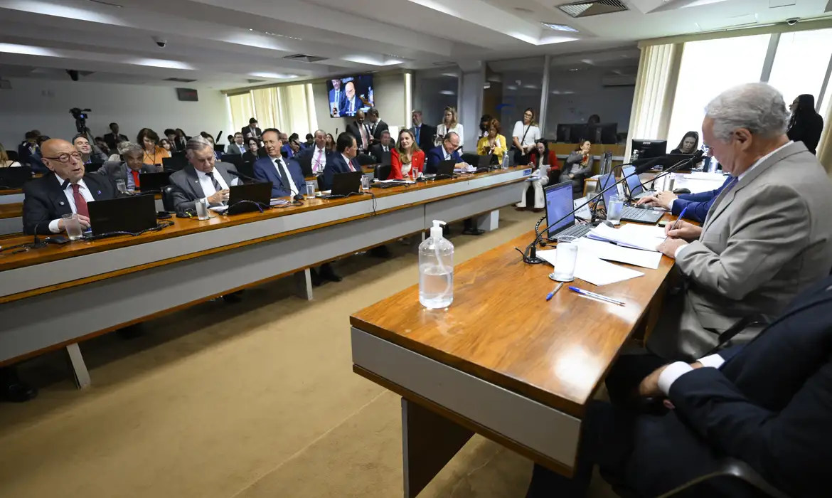 Proposta de isenção avança no Senado em meio a conflitos com a Câmara dos Deputados.