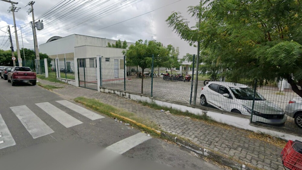 Atiradores teriam feito disparos da calçada