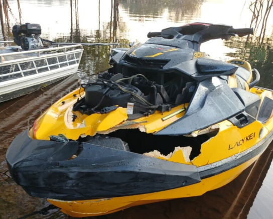 Moto aquática envolvida no acidente, após a colisão.