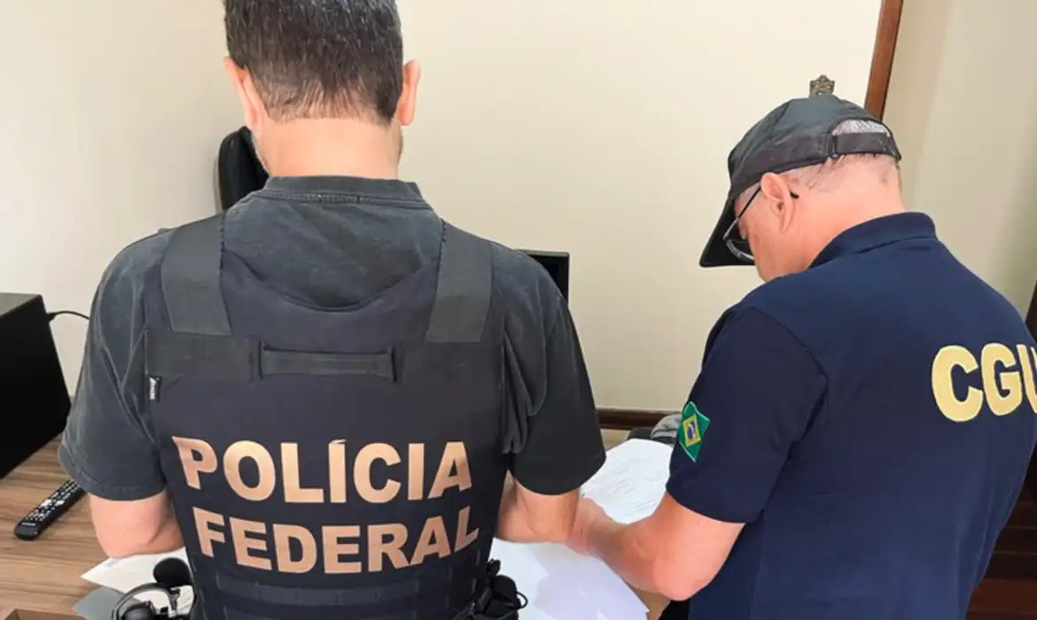Polícia Federal realiza nova operação em meio a CPMI que investiga descontos do INSS.