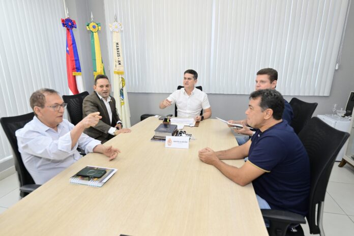 Prefeito David Almeida assina decreto que amplia autorizações de táxis em Manaus e beneficia mais de 6 mil motoristas auxiliares