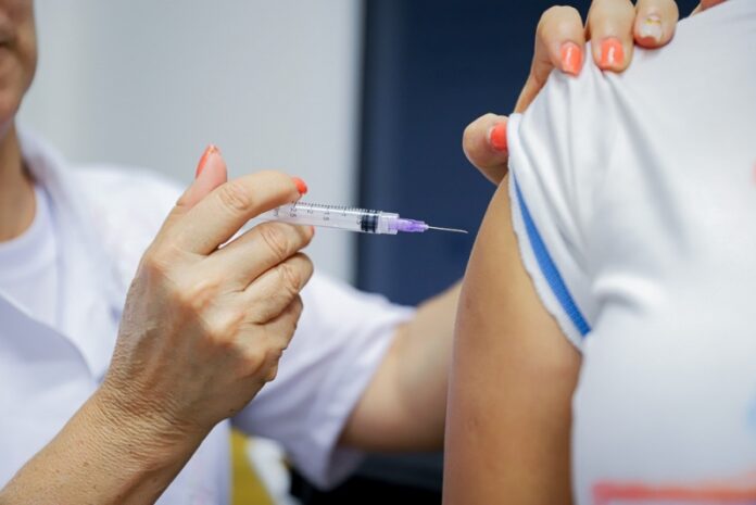 Vacinação contra HPV é gratuita e deve ser aplicada em adolescentes.