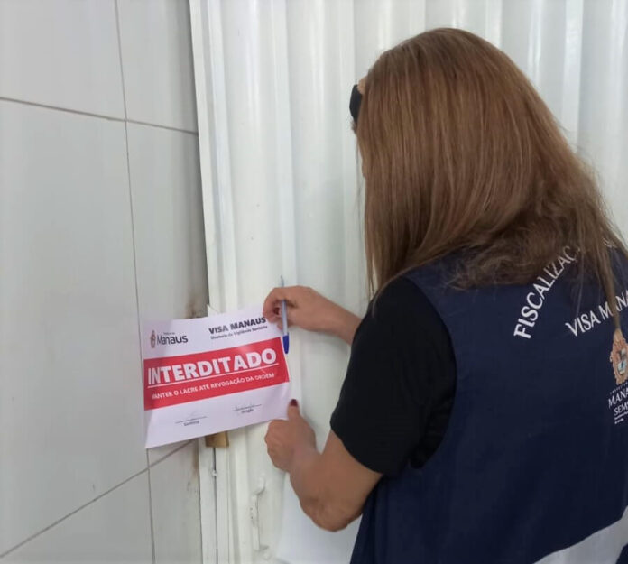 A Visa Manaus, apreendeu 167 quilos de linguiça de frango vencida em um comércio de frios localizado na zona Sul da capital.