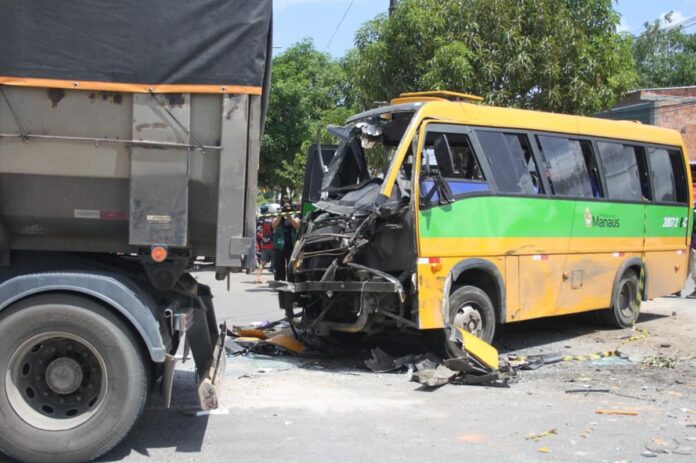 Colisão entre 'Amarelinho' e caçamba deixa 20 pessoas feridas na zona Norte de Manaus