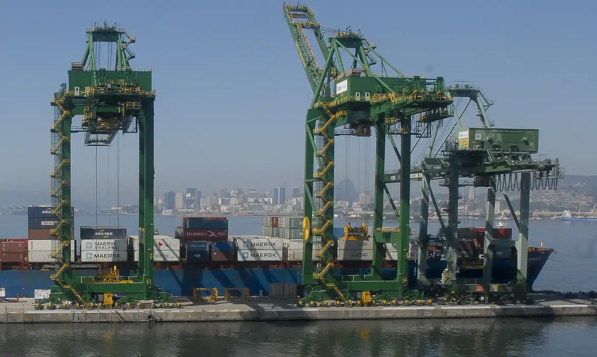 Brasil completa 1 mês de tarifaço dos EUA com apoio a empresas e defesa da soberania