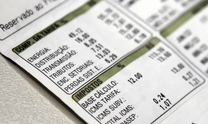 Aneel aplica bandeira vermelha 1 na conta de luz em outubro