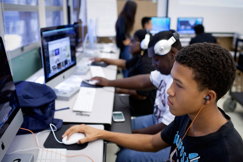 Uso de IA por estudantes aumentou nos últimos anos, mas não orientação sobre a tecnologia