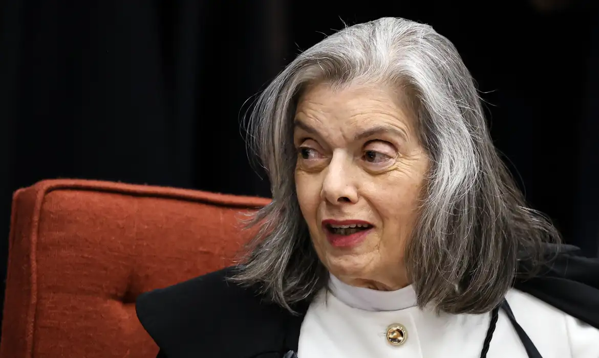 Cármen Lúcia dá maioria à condenação de Bolsonaro
