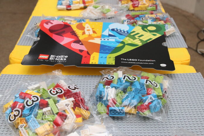 A Prefeitura de Manaus, por meio da Semed, entregou 41 kits “LEGO Braille Bricks” para professores da Educação Especial.