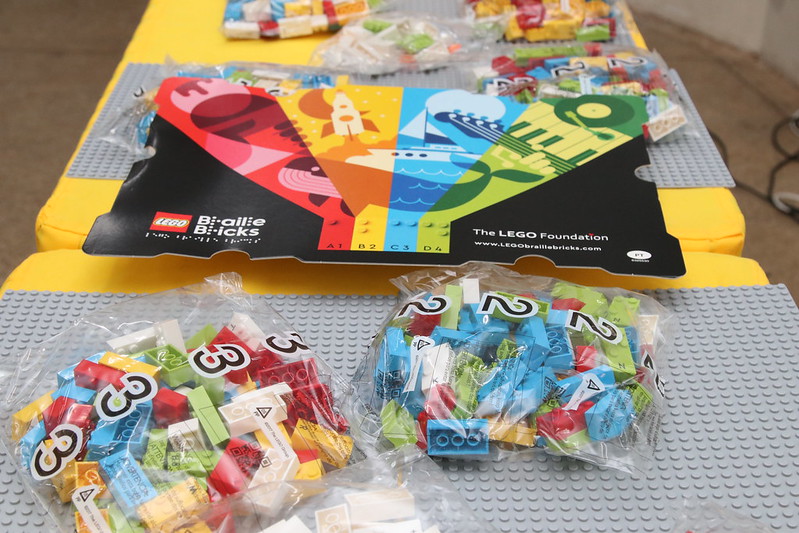 A Prefeitura de Manaus, por meio da Semed, entregou 41 kits “LEGO Braille Bricks” para professores da Educação Especial.