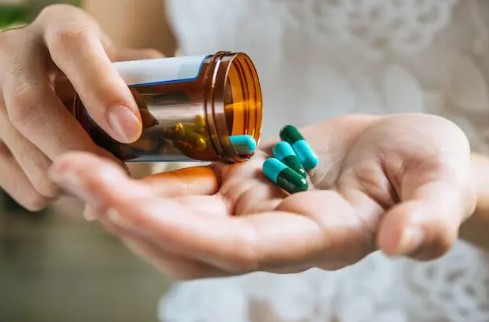 O ambiente de trabalho está cada vez mais medicado. Em 2025, o uso de medicamentos para lidar com estresse, ansiedade e burnout cresceu.