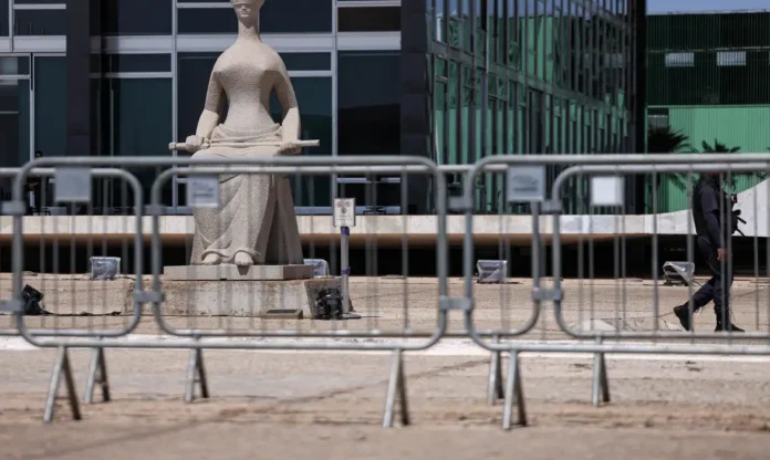 STF julga Bolsonaro com base em provas, afirma Barroso